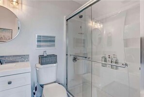 Shower, hair dryer, towels - 1 Bedroom House with Hot Tub (Naples)