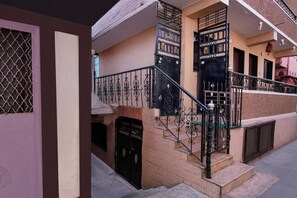 House | Meja sambut tetamu