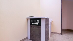 A hotel reception desk with a sign indicating it is company-serviced. - Hotel O Main Market Mahabaleshwar (Mahabaleshwar)