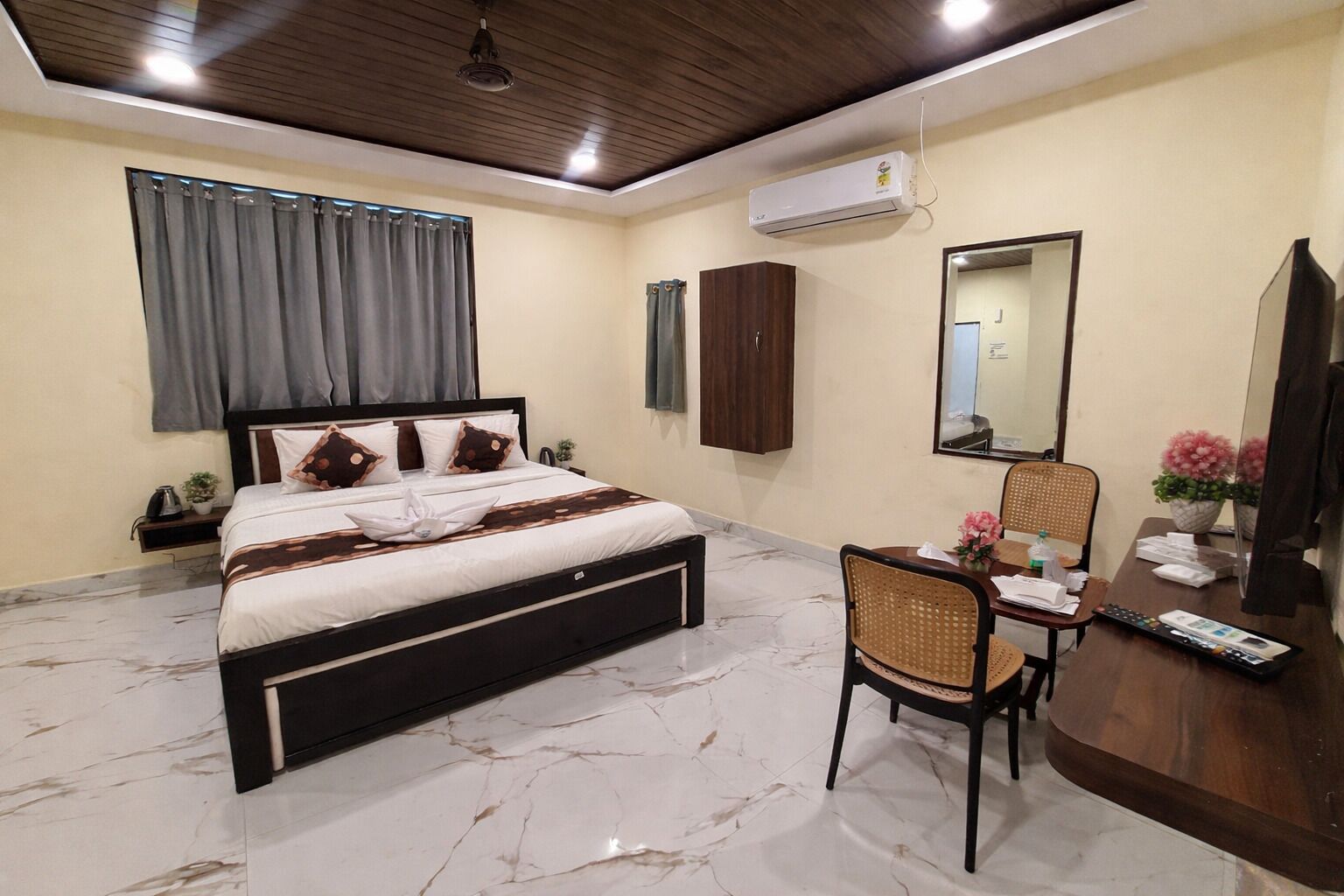 Deluxe Double Room | Desk, laptop workspace, free WiFi