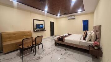 Deluxe Double Room | Desk, laptop workspace, WiFi (free)