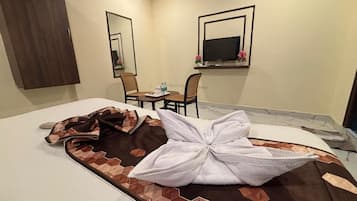 Deluxe Double Room | Desk, laptop workspace, free WiFi