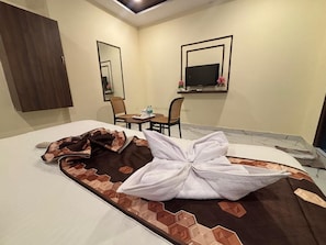 Deluxe Double Room | Desk, laptop workspace, free WiFi