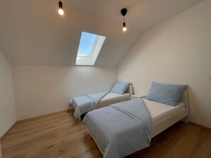 Iron/ironing board, WiFi, bed sheets - Cozy Apartment near Vienna Airport # 2 /free Parking/Self Check-in (Schwechat)