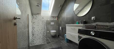 SĂšche-cheveux, serviettes fournies, savon, papier toilette