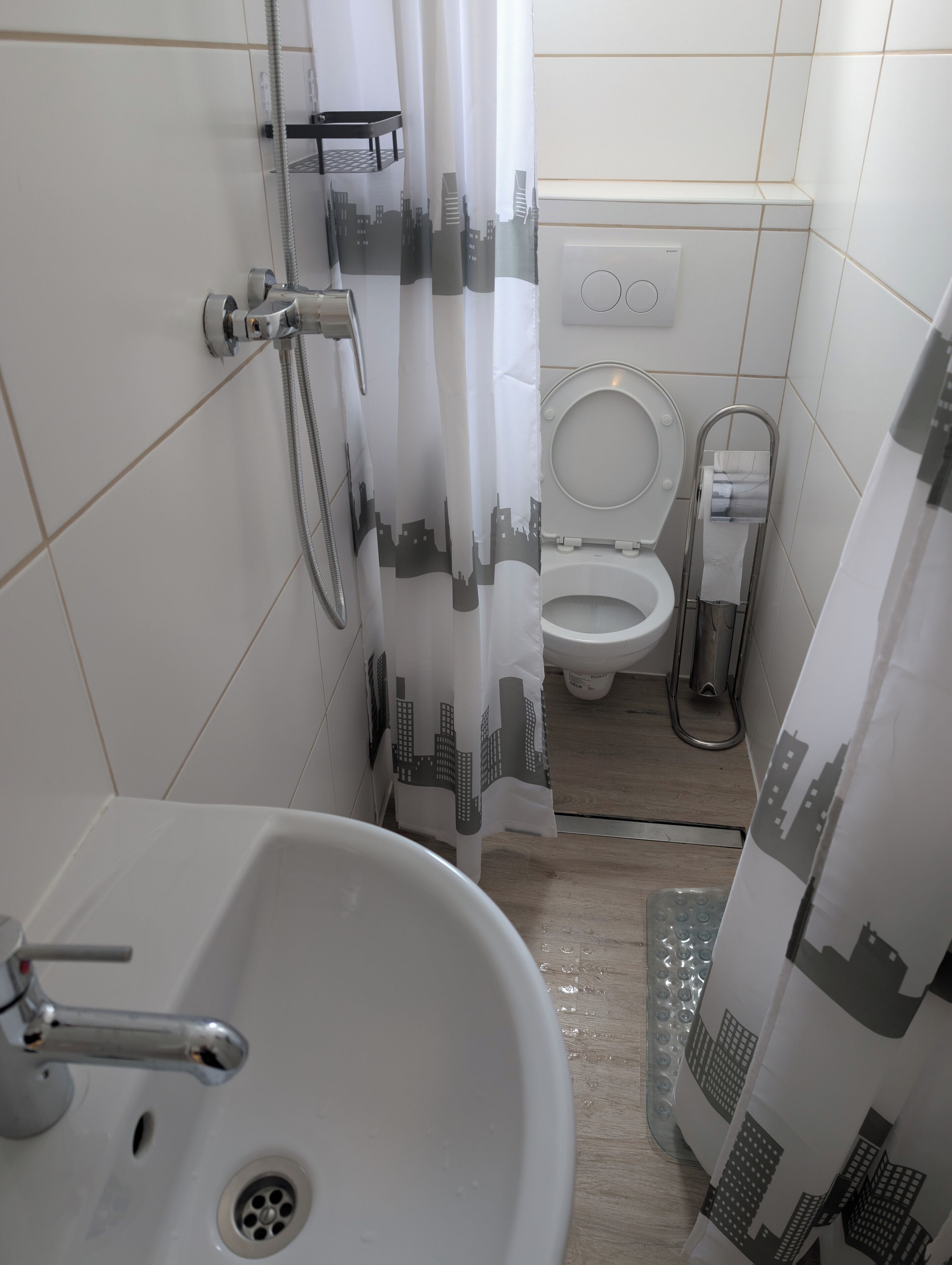 Ducha, toallas, jabón y papel higiénico