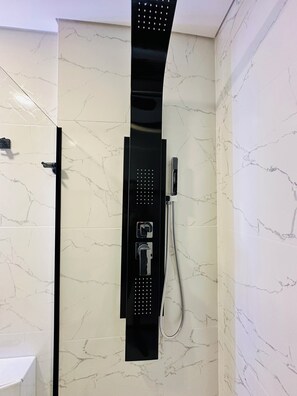 Hair dryer, towels, soap, toilet paper - Modern Suite Near Parque 93 | Premium Design & Great Location (Bogotá)
