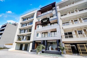 Un immeuble à plusieurs étages, sur lequel on peut lire une enseigne indiquant qu’il s’agit d’un immeuble proposant des appartements avec services.