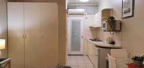Private kitchen - Apartment in Griffith with Free Parking & Wi-fi (Canberra)