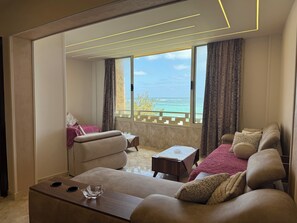 Living area - Beautiful direct sea view 3-bedroom renovated Chalet Maamoura beach Alexandria (Al Mamurah)
