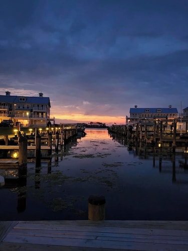 Bay Sunsets, Kayaks, SUPs, Bikes, Rec Room - Private Beach & Pool - near beach!