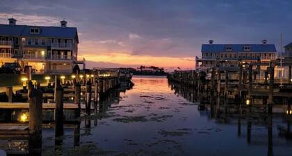 Bay Sunsets, Kayaks, SUPs, Bikes, Rec Room - Private Beach & Pool - near beach!