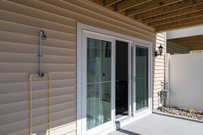 Exterior detail - Bay Sunsets, Kayaks, SUPs, Bikes, Rec Room - Private Beach & Pool - near beach! (Ocean View)