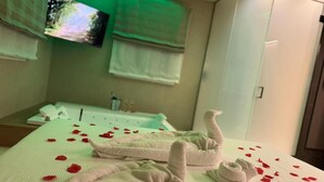 Una habitación con cama, toallas y televisión.