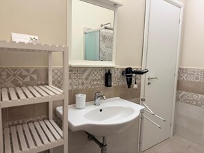 Comfort Triple Room, Balcony | Bathroom - Maison Bijou (Avola)