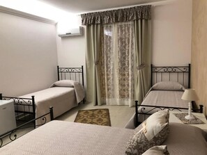 Comfort Quadruple Room, Balcony | In-room safe, blackout curtains, iron/ironing board, free WiFi - Maison Bijou (Avola)