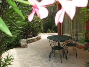 Outdoor dining - Le Mas des Cades. Studio2 pers, swimming pool, parking, secure estate. (Lorgues)