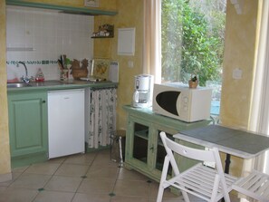 Private kitchen - Le Mas des Cades. Studio2 pers, swimming pool, parking, secure estate. (Lorgues)