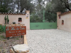 Property grounds - Le Mas des Cades. Studio2 pers, swimming pool, parking, secure estate. (Lorgues)