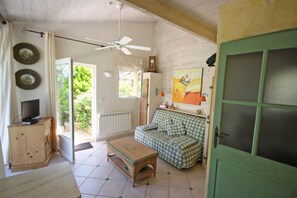 Living area - Le Mas des Cades. Studio2 pers, swimming pool, parking, secure estate. (Lorgues)