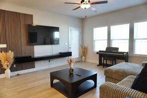 Living area - Modern Townhome • 17 mins from Augusta Masters (North Augusta)
