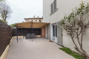 Outdoor dining - La Terrasse, your cosy nest 10 minutes from train stations, old town and beaches (Antibes)