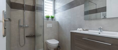 Dusche, Haartrockner, Handtücher, Seife