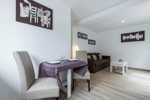 Interior - La Terrasse, your cosy nest 10 minutes from train stations, old town and beaches (Antibes)