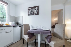 Dining - La Terrasse, your cosy nest 10 minutes from train stations, old town and beaches (Antibes)