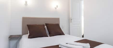 Planxa i posts de planxar, wifi i roba de llit