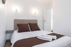 Iron/ironing board, WiFi, bed sheets - La Terrasse, your cosy nest 10 minutes from train stations, old town and beaches (Antibes)