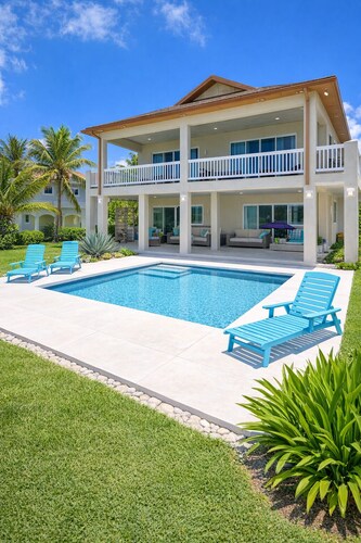 Sea of Blue Luxury Beachfront Villa - East Grand Bahama
