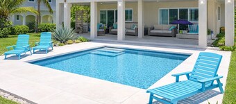 Sea of Blue Luxury Beachfront Villa - East Grand Bahama