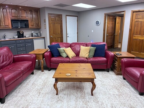Ground level apartment-private garage & entrance in Liberty!