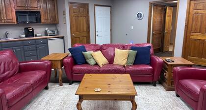 Ground level apartment-private garage & entrance in Liberty!