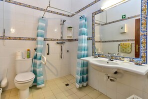 Apartment | Bathroom - Algarve Apartment With Garden & Pool (Portimão)