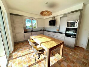 Dining - House in the heart of nature, between wildlife and the good life! (Mondragon)