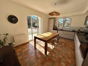 Microwave, oven, stovetop, dishwasher - House in the heart of nature, between wildlife and the good life! (Mondragon)