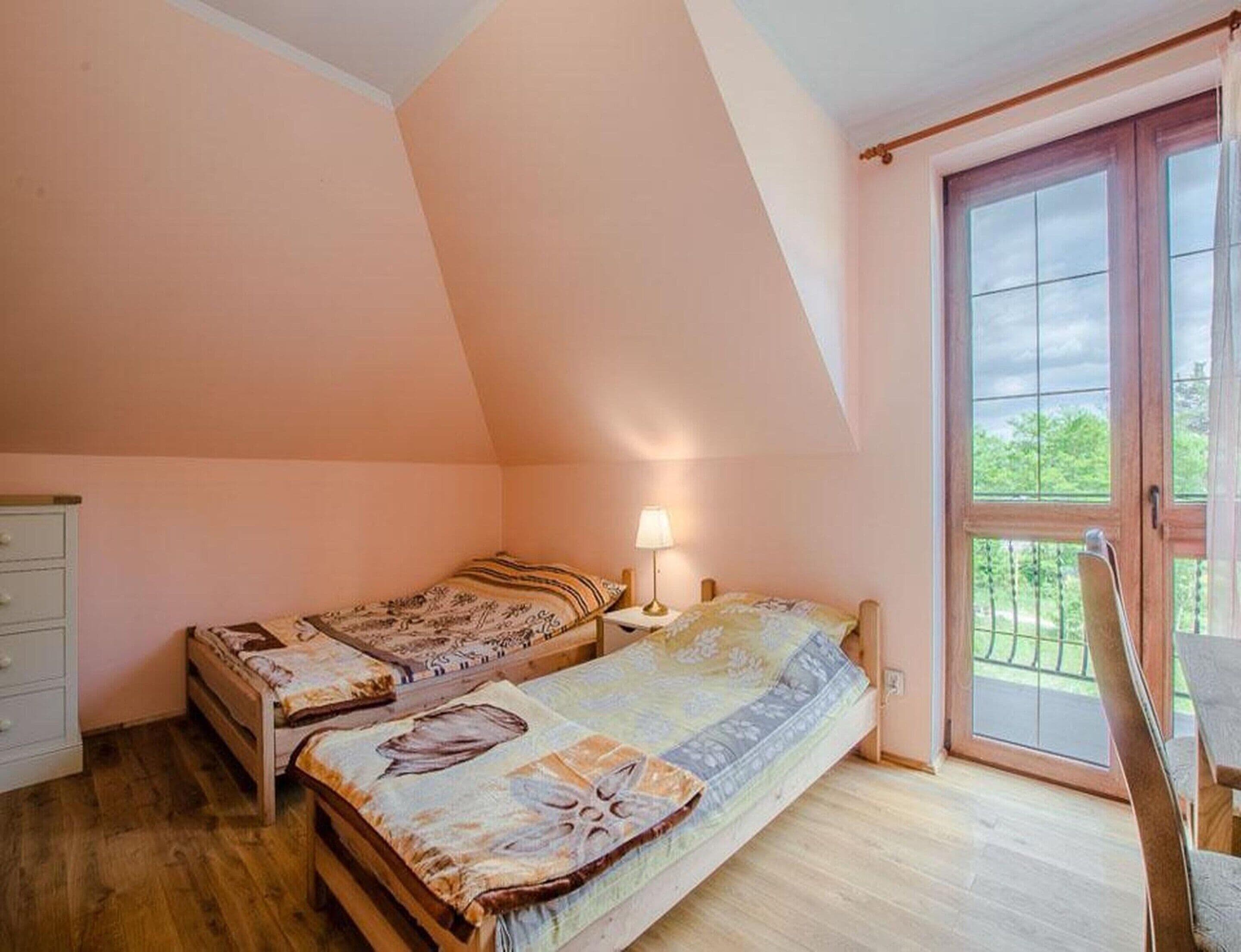 Camera da letto con due letti, una cassettiera e una finestra con vista.