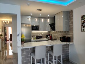 Microwave, oven, stovetop - Sunny Poolside Modern Apartment in Tenerife South (CN)