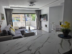 TV - Sunny Poolside Modern Apartment in Tenerife South (CN)