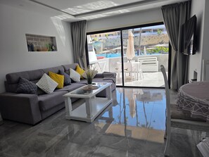 TV - Sunny Poolside Modern Apartment in Tenerife South (CN)
