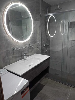 Shower, hair dryer, towels, soap - Sunny Poolside Modern Apartment in Tenerife South (CN)