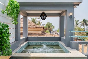 Outdoor spa tub - Casa Timothy Beachfront Boutique Villa By Niksu (Anjuna)