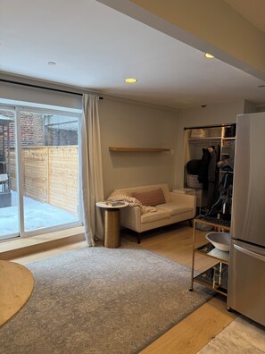 TV - 1-Bedroom Apartment in Prime LES Location (New York)