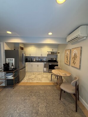 Oven, stovetop, dishwasher - 1-Bedroom Apartment in Prime LES Location (New York)