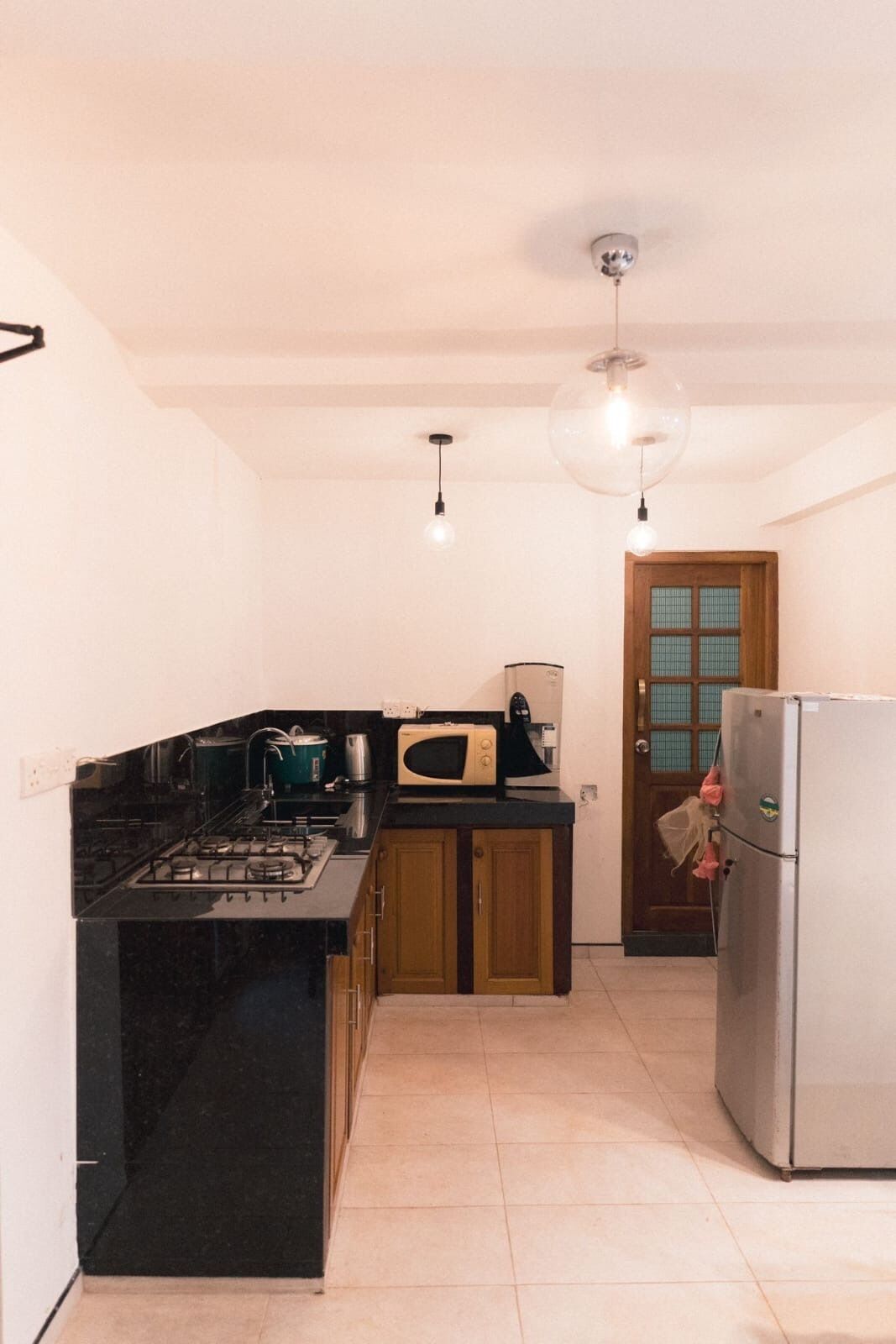 Réfrigérateur, micro-ondes, plaque de cuisson, lave-vaisselle