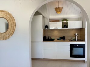 Fridge, microwave, oven, stovetop - Waterfront studio in Saint-Martin (baie nettlé)