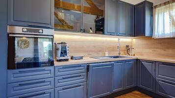 Chalet, Mountain View | Private kitchen | Microwave, dishwasher, cookware/dishes/utensils