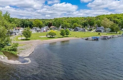 Cozy Lake Cottage - Pet Friendly